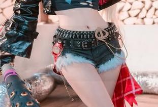 看完KuukoW的全套蕾塞图集，我有点小晕，脑袋里不断回旋着那些瞬间。