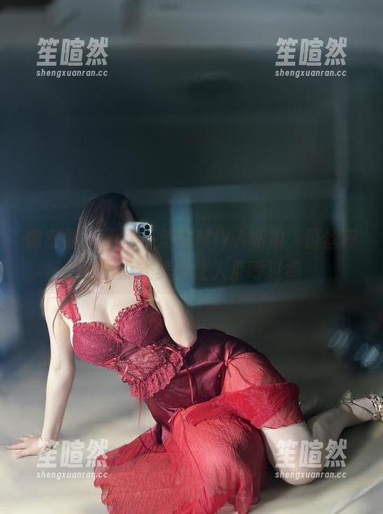 微密圈 - 不得不爱的MIYA私拍，蕾丝碎花三点式美图让人直呼过瘾