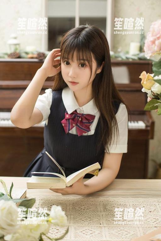 喵糖映画的双马尾学妹图册，看看她的姿态，感觉自己也被拉回了学生时代。