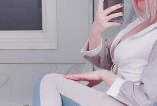 看！MissWarmJ长腿写真，腿长如斯，恨不得瘫在沙发上整理思绪