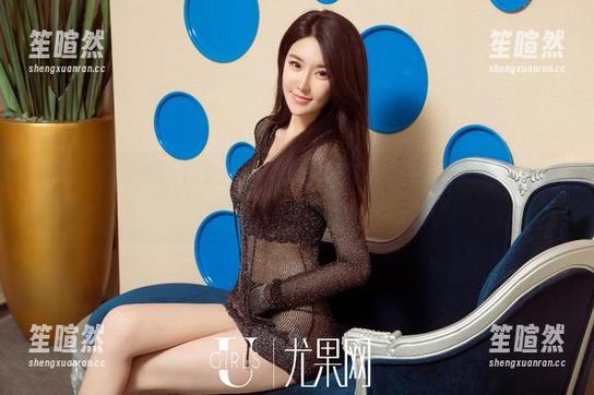 UGirls尤果网 - 松果儿的透明定制写真，像是在说‘你永远猜不到我在想什么’。