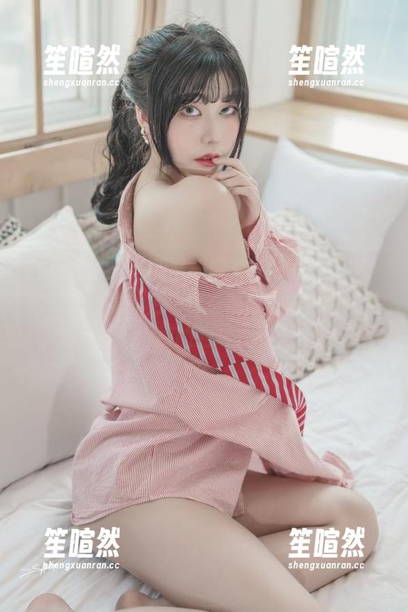 Yuna(윤아)的无圣光图集，秘书？不不，这可是美学的另一种表现形式，绽放着独特的韵味。
