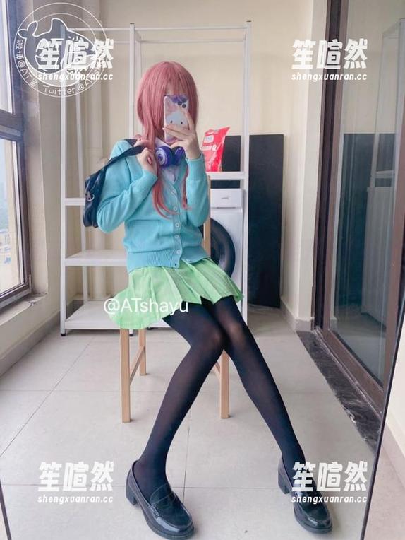 图库精选：at鲨鱼学姐的魅力全开，撩得小心脏扑通扑通！