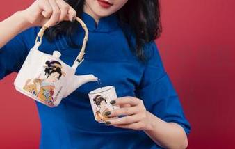 丽柜ligui – 美图秀出兔子中秋快乐，照片里的月亮更吓人！