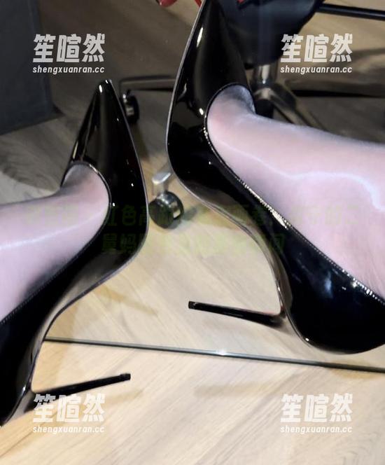 微密圈 - 红色高跟的私房画卷：保守的二舅妈图包里的那些瞬间