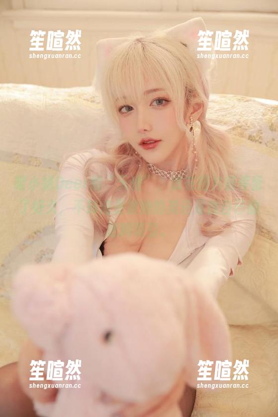 啾小妍Deer的“天使”，我在图片前停留了好久，不知道是被她的美还是我自己的迷糊吸引。