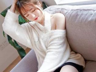 嗲囡囡 – 林煊煊的泳衣写意，原图像是夏天的私语，作品中满是幽默的温暖。