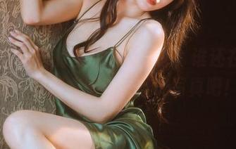 坏露露香宝的丝袜西装诱惑，谁还在穿T恤？赶紧来围观无圣光写真吧！