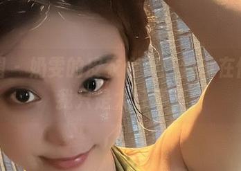 微密圈 – 奶雯的皮衣合集：我没在偷看，我只是太好奇了