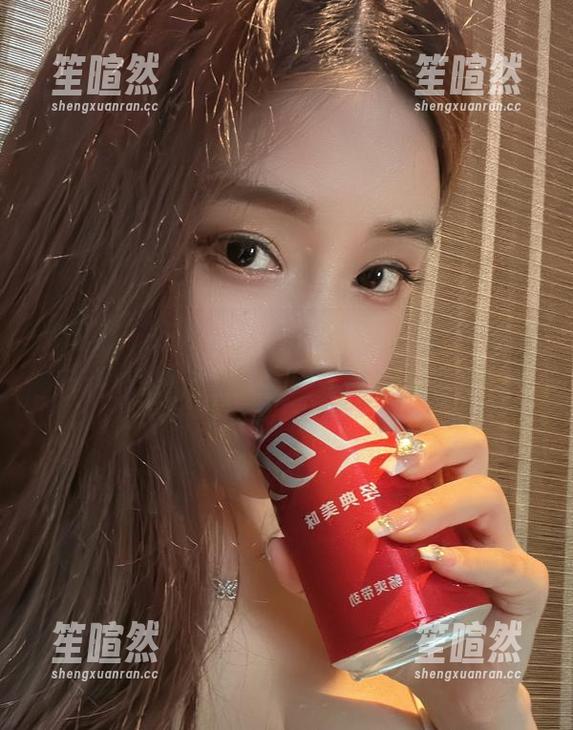 微密圈 - 白色蕾丝中的奶雯：一个图集，十种美妙，保证让你看得目不暇接！
