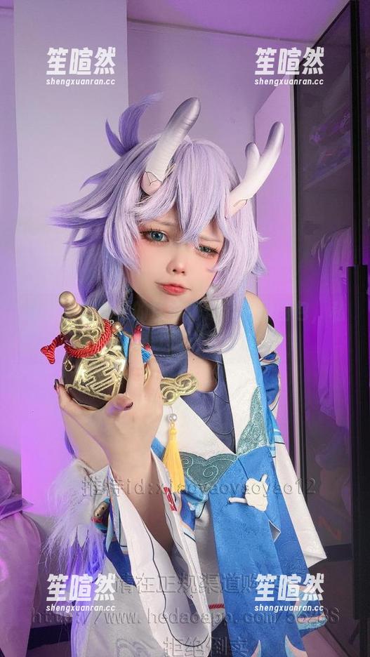 看，小瑶幺幺的甘雨海灯节礼服图包，私房拍摄就是这么会撩！