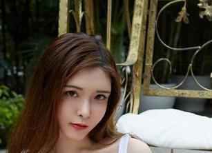尤物馆 – 当Kely香香穿上制服，美图中的她完全不走寻常路，照片绝对吸睛！