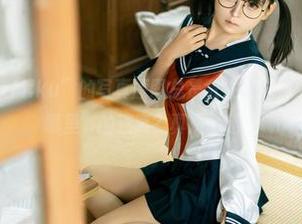 为啥“幼水铃衣Miku”的写真原图总是散发着这种“我不知道该看哪里”的迷离？真是个谜。