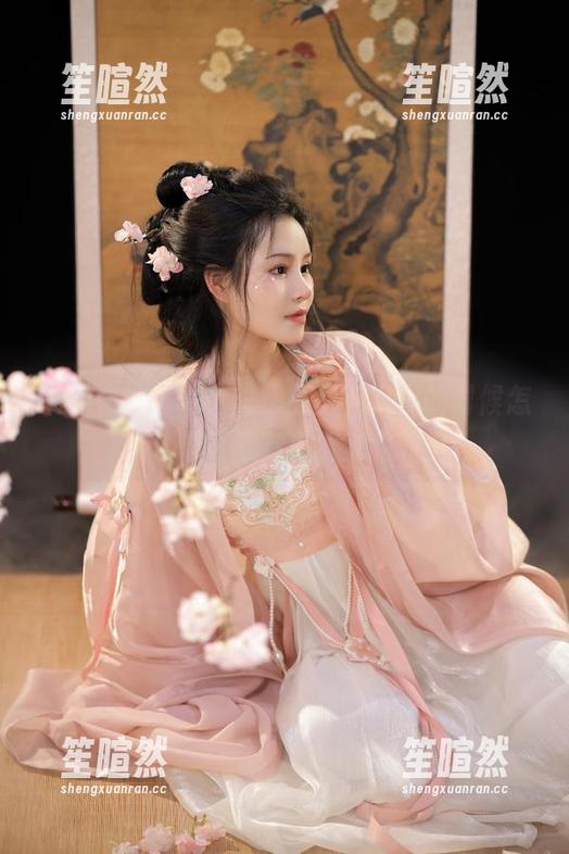 来看看桃暖酱的美腿原图，分享的时候怎么都觉得有点羞羞的。