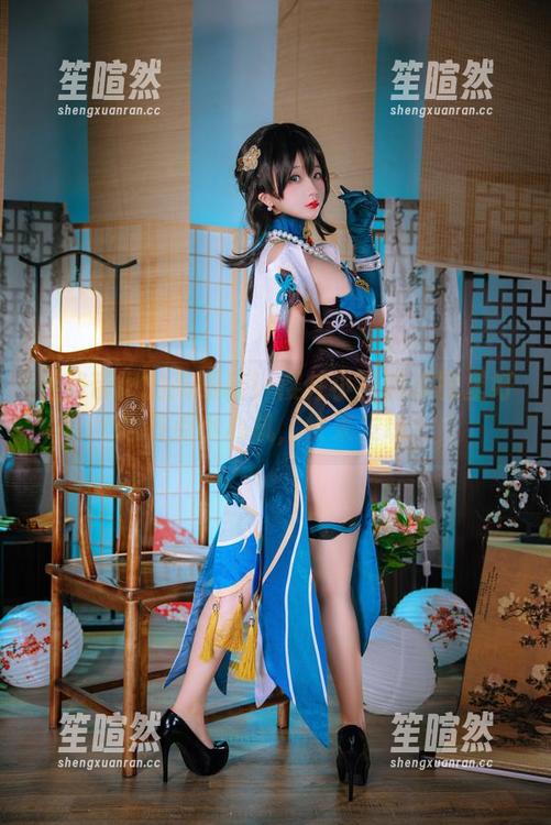 走路带风的高跟鞋！樱井小莜的原图里好像有点小心机，快来发现！