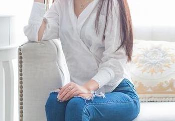 爱蜜社 – 更新了！小丽莎萌萌哒，这水手服的图片让我想起无尽的夏天…