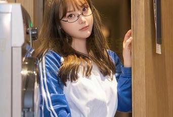 秀人网 – 原图探秘：蛋蛋宝的校服写真，像是无意间翻开的旧书