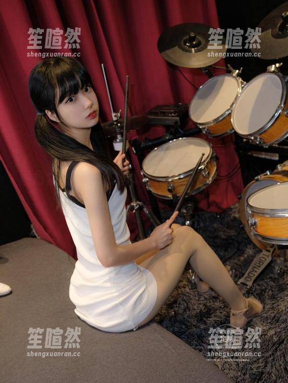 紧急企划 - 皮衣写真里的见希w：不怕冷，怕的是心里那股火！