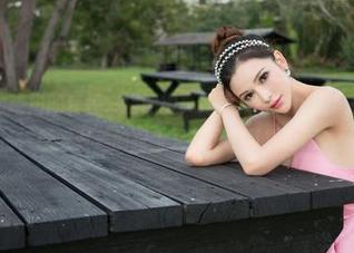 青豆客 – 谭晓彤的套装，搭配得真是让人窒息！这几张图片分享，感觉变美的路上又多了个可靠指南。