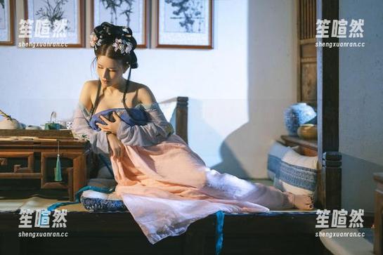 这些网袜下的鹿八岁baby，不知道是可爱还是有点小暧昧？快来看看这组图片！